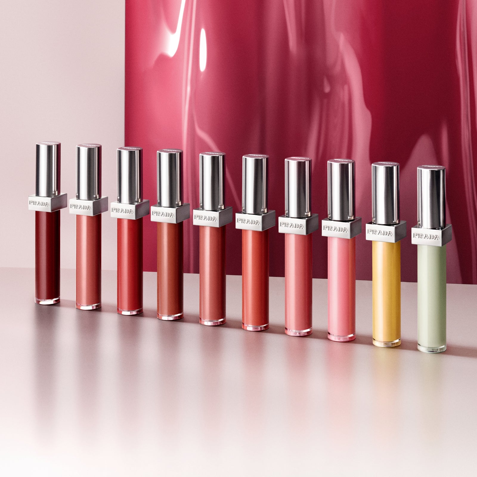 まるでreflection - 反射するような輝きをまとって。 プラダの初のリップグロスで春を先取り!