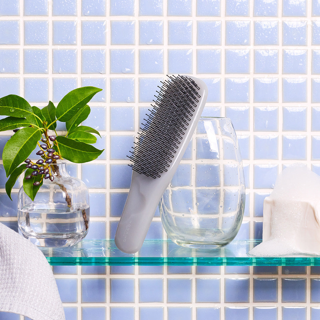 シャンプーついでに頭皮ケアができる「KOBAKO」新作ブラシ