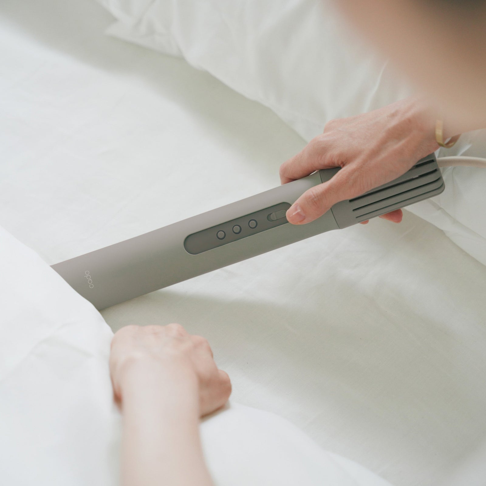 海外電圧対応でさらに便利に!! ワンタッチふとん乾燥機「FOEHN 003」