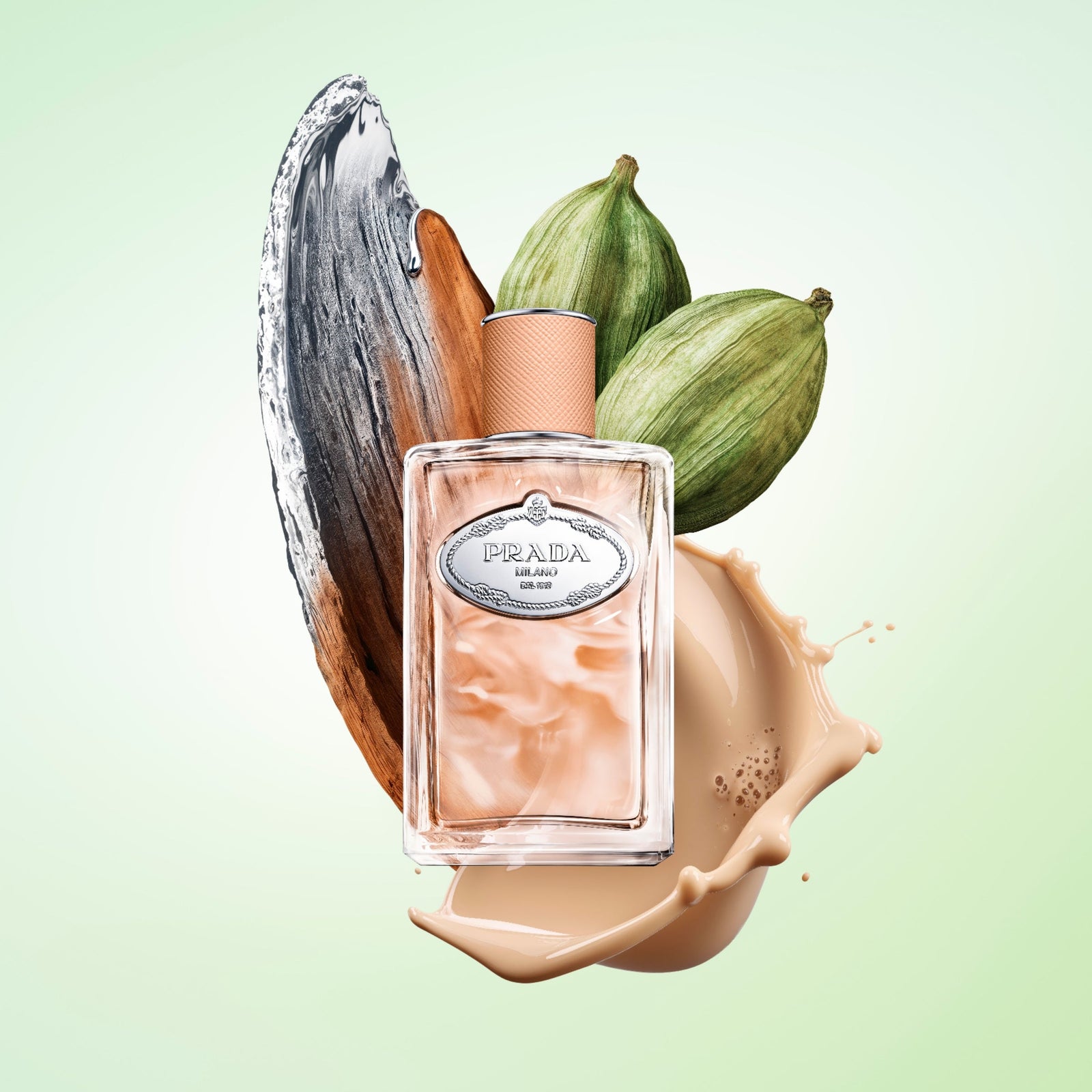 「プラダ ビューティ」のフレグランスファミリーに新作登場。 甘さとスパイシーの二面性を楽しんで