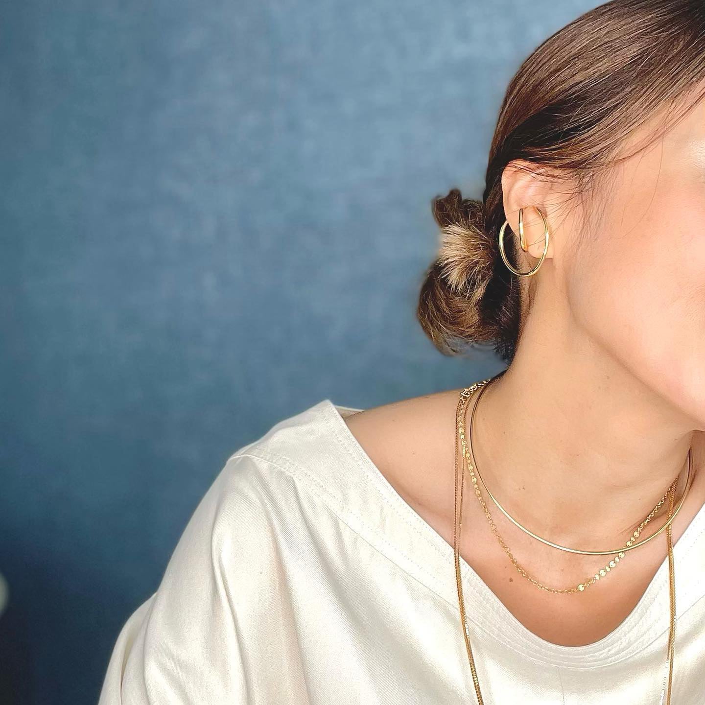 Ete 3Dイヤカフ(ゴールド)|複数のゴールドアクセサリーと調和。