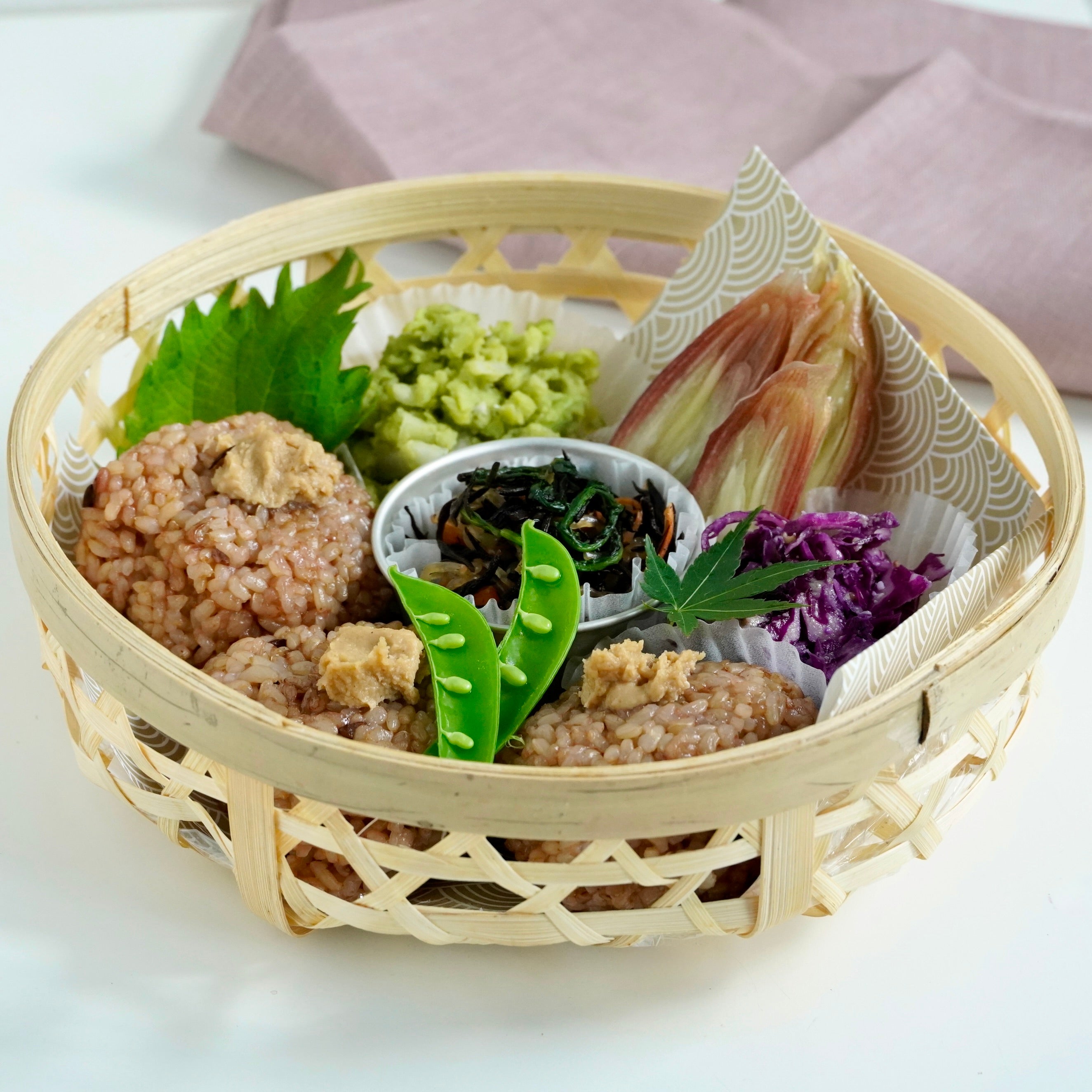 生誕100年 森英恵 ヴァイタル タイプ」限定お菓子缶が登場｜SENLY