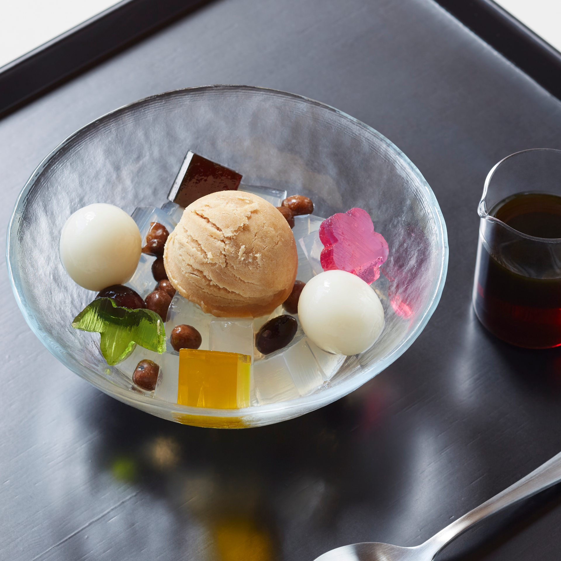 風情豊かな庭を眺めながらいただく京都限定メニュー「きな粉あんみつ