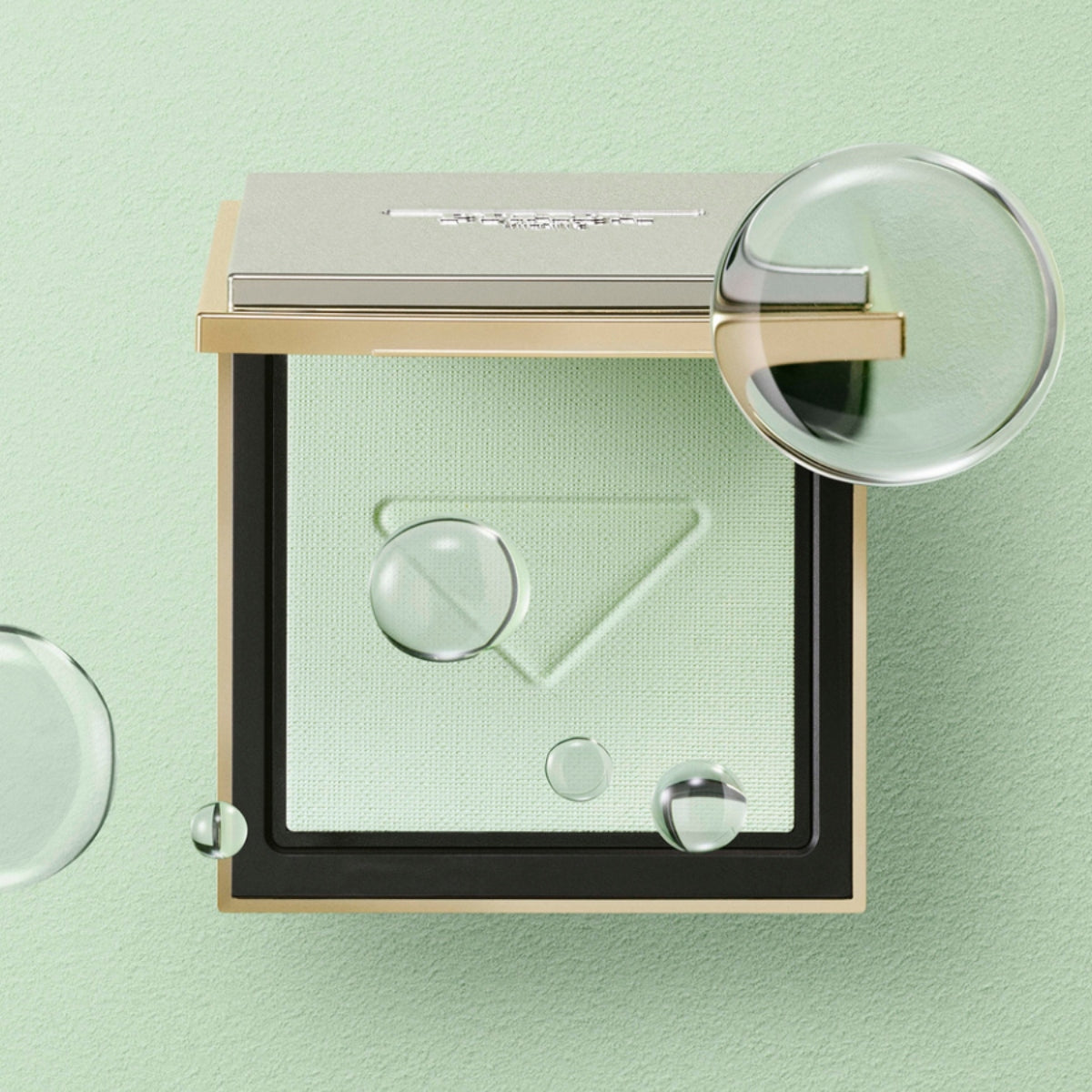 PRADA リセットセッティングパウダー 透明のヴェールのように肌を包み込む プラダ グリーンの「リセット