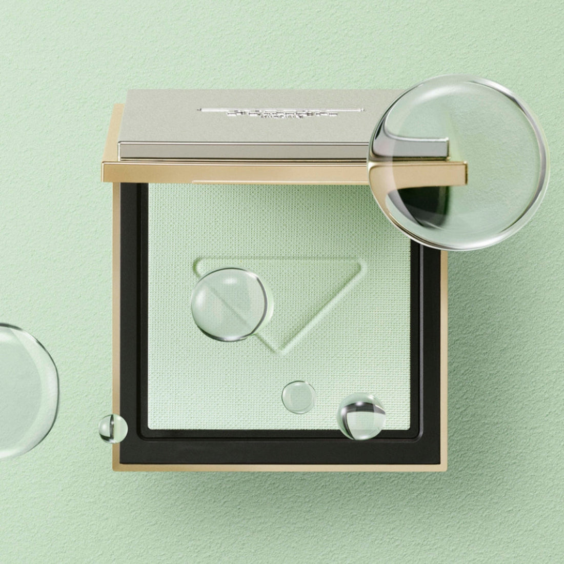 透明のヴェールのように肌を包み込む プラダ グリーンの「リセット セッティング パウダー」