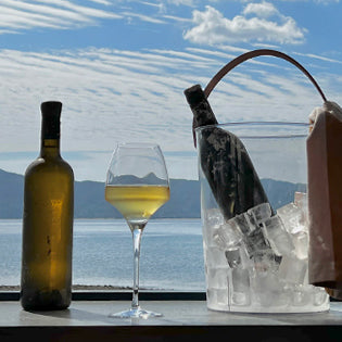 奄美大島の海を眺めながら<br>世にも珍しいワインで乾杯